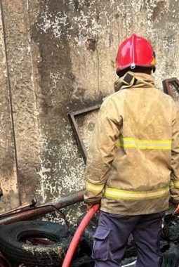 Lapak Barang Bekas di Ciputat Hangus Dilahap Api, Dipicu Pembakaran Sampah