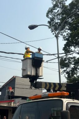 Masih Bandel Pasang di Atas Tanah, Kabel Provider Internet di Ciputat Diputus Paksa