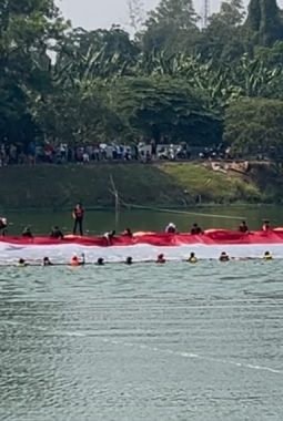 Peringati HUT RI Ke-81, Bendera Merah Putih Raksasa Membentang di Situ Gintung