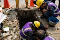 Tim teknis PERUMDAM TKR melakukan penanganan dan pemeriksaan jaringan air di wilayah Kosambi Barat, Kabupaten Tangerang, untuk memastikan distribusi air kepada pelanggan kembali normal.