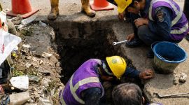 Tim teknis PERUMDAM TKR melakukan penanganan dan pemeriksaan jaringan air di wilayah Kosambi Barat, Kabupaten Tangerang, untuk memastikan distribusi air kepada pelanggan kembali normal.