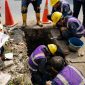 Tim teknis PERUMDAM TKR melakukan penanganan dan pemeriksaan jaringan air di wilayah Kosambi Barat, Kabupaten Tangerang, untuk memastikan distribusi air kepada pelanggan kembali normal.