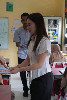 Maria Teresa Kembali Bagikan Ribuan Buku Tulis, Sasar Pelajar Hingga Santri di Tangsel