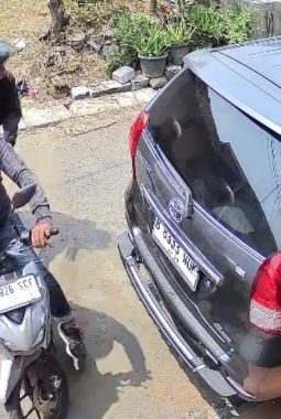 Terekam CCTV, Maling Gasak Motor di Ciputat Dalam Hitungan Detik