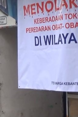 Bikin Resah! Toko Obat di Pondok Aren Digeruduk Warga, Penjual Kabur