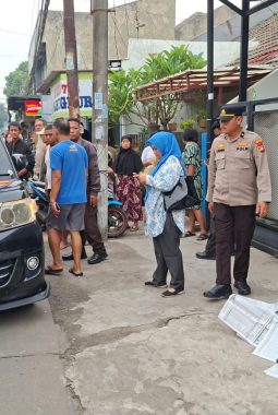 Lagi Bawa Penumpang, Driver Ojol Tiba-tiba Jatuh dan Meninggal di Ciputat