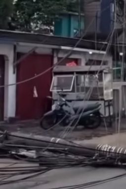 Tiang Beton di Jalan Serpong Roboh, Diduga Gegara Kabel Ketarik Truk