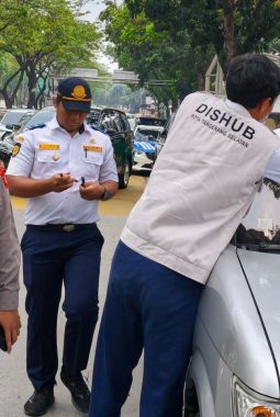 Parkir di Trotoar Hingga Bahu Jalan, 71 Kendaraan Ditindak Dishub Tangsel